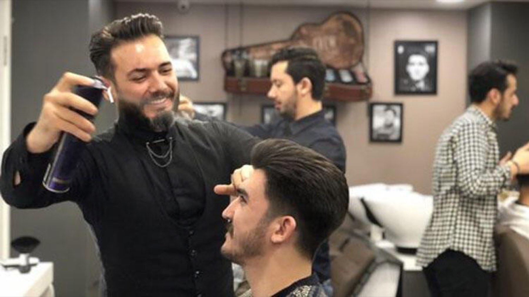 Kadir Alkan salonda ekibiyle birlikte