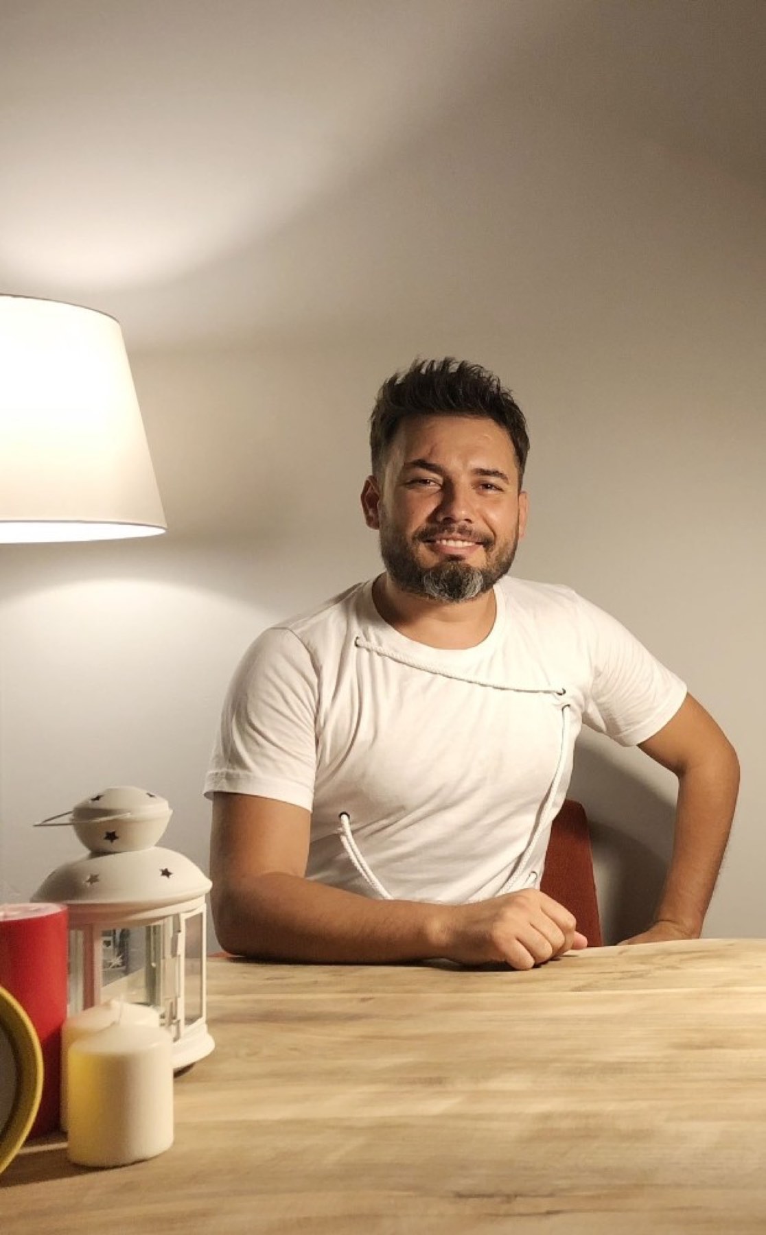 Kadir Alkan çalışırken